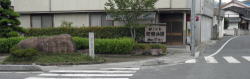 鴨方町本町交差点信号を左折する。鴨方往来